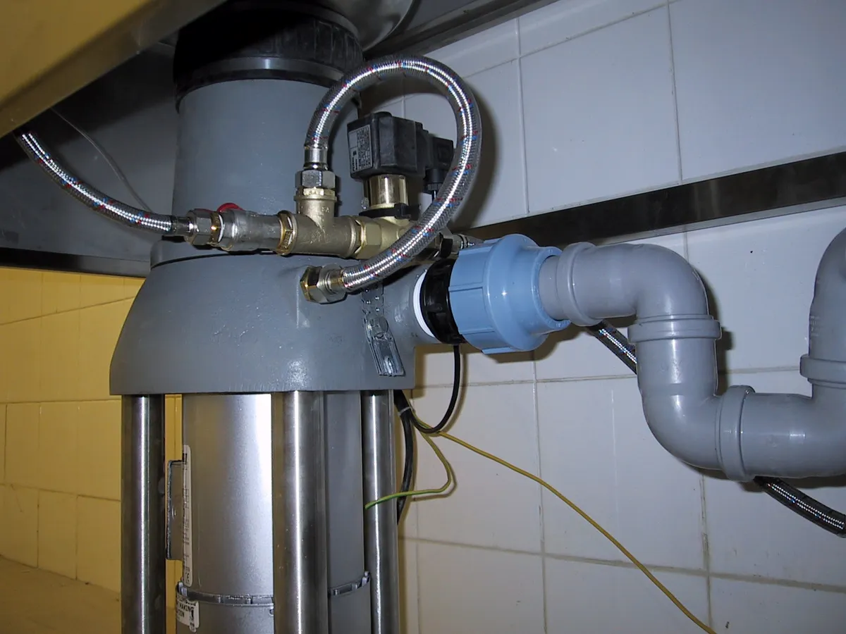 Profesionální instalace drtiče kuchyňského odpadu Waste King - ukázka 4