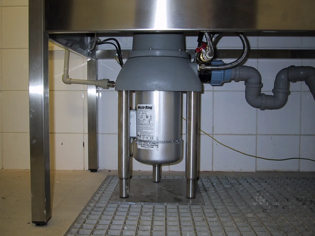 Profesionální instalace drtiče kuchyňského odpadu Waste King - ukázka 6